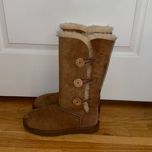 UGG Bailey Button Triplet Boot in Chestnut